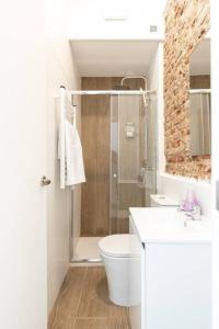 een witte badkamer met een douche en een toilet bij Apartamento 1hab con estilo cerca de Ventas in Madrid