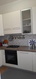 Een keuken of kitchenette bij Appartamento Viale Puccini - Free Gated Parking - 3 Minutes from Center