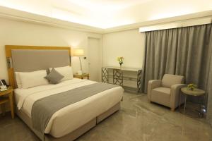 Een bed of bedden in een kamer bij Riviera Hotel and Beach Lounge, Beirut
