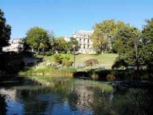 - une vue sur un bâtiment de l'autre côté de la rivière dans l'établissement Séjour à Béziers, à Béziers