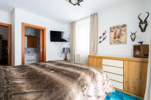 a bedroom with a large bed and a window at Alpensafari Design Appartment in Bad Kleinkirchheim