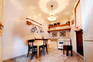a kitchen with a table and some chairs at Novecento Room and Breakfast Puglia in Massafra