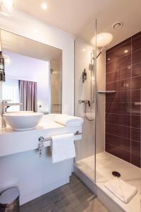y baño con lavabo y ducha. en Premier Inn Stuttgart Feuerbach, en Stuttgart
