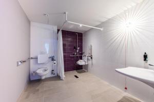 Koupelna v ubytování Premier Inn Stuttgart Feuerbach + 17 fotografií