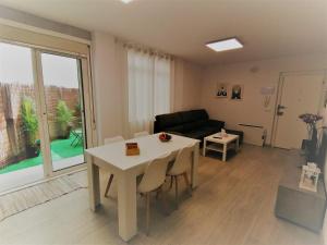 een woonkamer met een tafel en een bank bij Apartamento Breogan Coruña in A Coruña