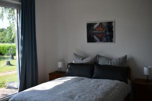 巴特羅騰費爾德的住宿－Ferienwohnung Storchennest，一间卧室设有一张床和一个大窗户