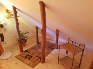 - un escalier en bois avec une chaise dans la chambre dans l'établissement Wiedźminowo, à Włodawa