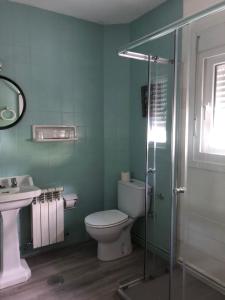 吉桑多的住宿－格雷多斯餐廳旅舍，浴室配有卫生间、盥洗盆和淋浴。