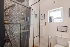 een badkamer met een glazen douchecabine en een toilet bij Horta Teresa in Quarteira +21 foto's