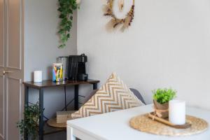 Příslušenství pro přípravu čaje a kávy v ubytování "Boho Oase" with lake view and pool