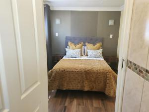 Een bed of bedden in een kamer bij No loadshedding! Modern and Perfect for Relaxation