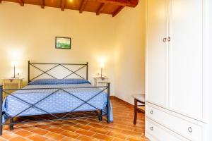 um quarto com uma cama azul num quarto em Limone - Agriturismo La Fattoria em Grosseto