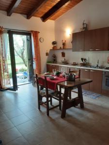 Kuchyň nebo kuchyňský kout v ubytování Agriturismo la Casetta
