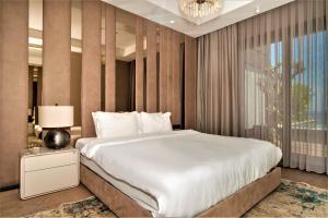 ein Schlafzimmer mit einem großen Bett und einem großen Fenster in der Unterkunft Ala Suites and Villas Yalıkavak in Yalıkavak