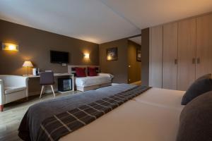 1 dormitorio con 1 cama y sala de estar en Hotel Himàlaia Soldeu, en Soldeu