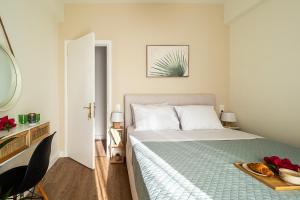 Un dormitorio con una cama con una bandeja de comida. en Corfu Bleview Suite en Kanoni
