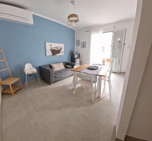 een woonkamer met een tafel en een bank bij appartamento le onde in Terrasini