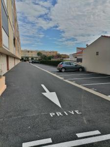 a car parked in a parking lot with a turn arrow at PALMA 3 in Port-la-Nouvelle