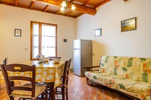 uma sala de estar com uma mesa e um sofá em Oleandro - Agriturismo La Fattoria em Grosseto