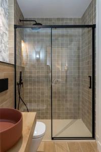 a bathroom with a shower with a toilet and a sink at Amplio y cómodo apartamento cerca Plaza Castilla in Madrid