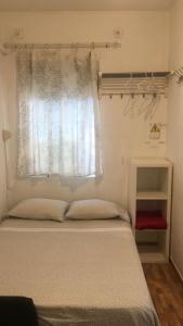 une chambre avec un lit et une fenêtre dans l'établissement Casa Sur H1, à Cordoue