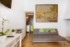 un soggiorno con divano e un dipinto sul muro di Casa Syrah a Palmela