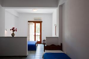 Postel nebo postele na pokoji v ubytování Finikas Santorini