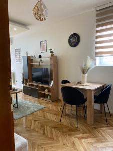 Apartman Una的电视和/或娱乐中心