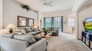 sala de estar con 2 sofás y TV en 509pd- Perfect Pool Time Villa, en Haines City