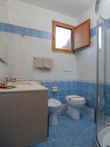 マルコ・シモーネにあるPALMA RESIDENCE - Dependance LE MAGNOLIEの青と白のバスルーム(トイレ、シンク付)