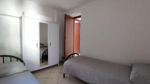 een slaapkamer met een bed en een spiegel bij Casa Vacanze Como in Casnate con Bernate