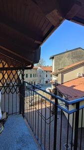 een balkon met uitzicht op een gebouw bij Casa Vacanze Como in Casnate con Bernate
