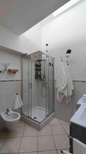 een badkamer met een douche en een wastafel bij Casa Vacanze Como in Casnate con Bernate