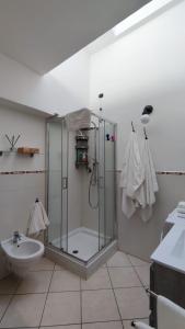 een badkamer met een douche, een toilet en een wastafel bij Casa Vacanze Como in Casnate con Bernate