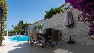 Bazén v ubytování New Luxury Villa Tuulia with private pool and parking nebo v jeho okolí
