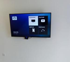 Elle comprend une télévision à écran plat installée au-dessus d'un mur. dans l'établissement Smart home Sébastien, à Kastav 9 autres photos
