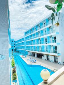 widok na basen w ośrodku w obiekcie Bohol Dolphin Bay Resort w Panglao City