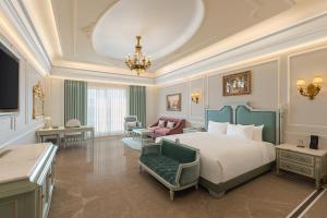 艾哈迈达巴德Hotel Hillock Ahmedabad的一间带床的卧室和一间客厅