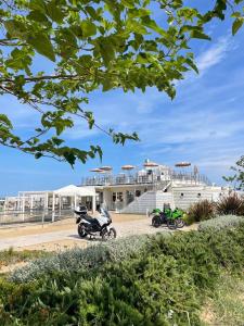 deux motocycles garés devant un bâtiment dans l'établissement Hotel Samoa, à Rimini