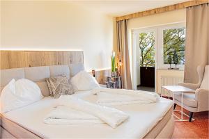 Hotel Attersee في سيوالتشين: سرير أبيض في غرفة بها نافذة