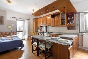 Polverara的住宿－Appartamento Arianna，一个带木制橱柜的厨房和一张位于客房内的床