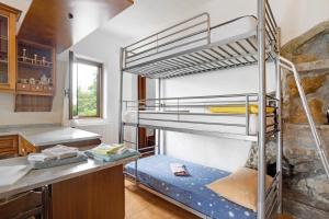 um quarto com 2 beliches numa cozinha em Appartamento Arianna em Polverara