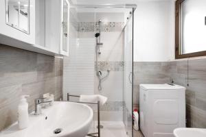uma casa de banho com um chuveiro, um lavatório e um WC. em Appartamento Arianna em Polverara