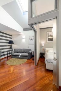 a living room with a couch and a bed at Vasca Idromassaggio, Appartamento Incantevole in Sanremo