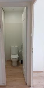 een witte badkamer met een toilet op de gang bij Le Clos Saujonnais 2 in Saujon