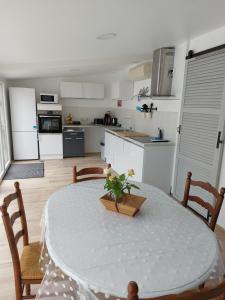 een keuken met een tafel en stoelen in een kamer bij Le Clos Saujonnais 2 in Saujon
