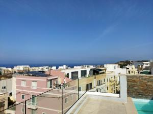 - une vue sur la ville depuis le toit d'un bâtiment dans l'établissement Duplex penthouse with swimming pool, à Xgħajra