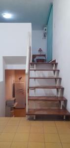 a staircase in a room with a kitchen and a refrigerator at DEPARTAMENTO Carlos paz próximo Costanera y autopista in Villa Carlos Paz
