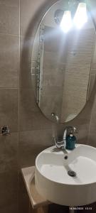 ein Bad mit einem Waschbecken und einem Spiegel in der Unterkunft Kanitsis House in Drymon