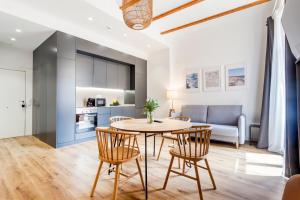 eine Küche und ein Wohnzimmer mit einem Tisch und Stühlen in der Unterkunft Puerto Beach suites in Valencia